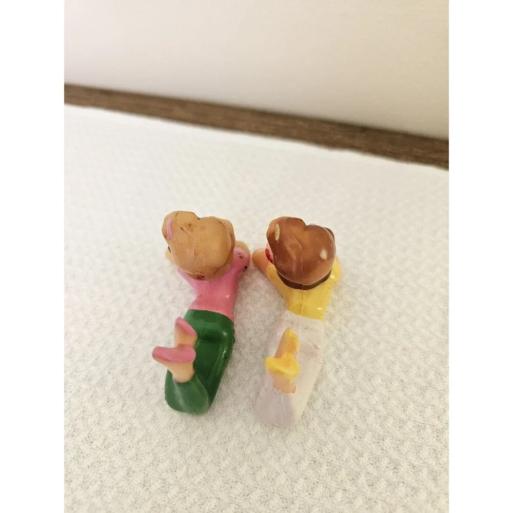 Retro Wilton Teenage Girls On Phone Birthday Cake Topper